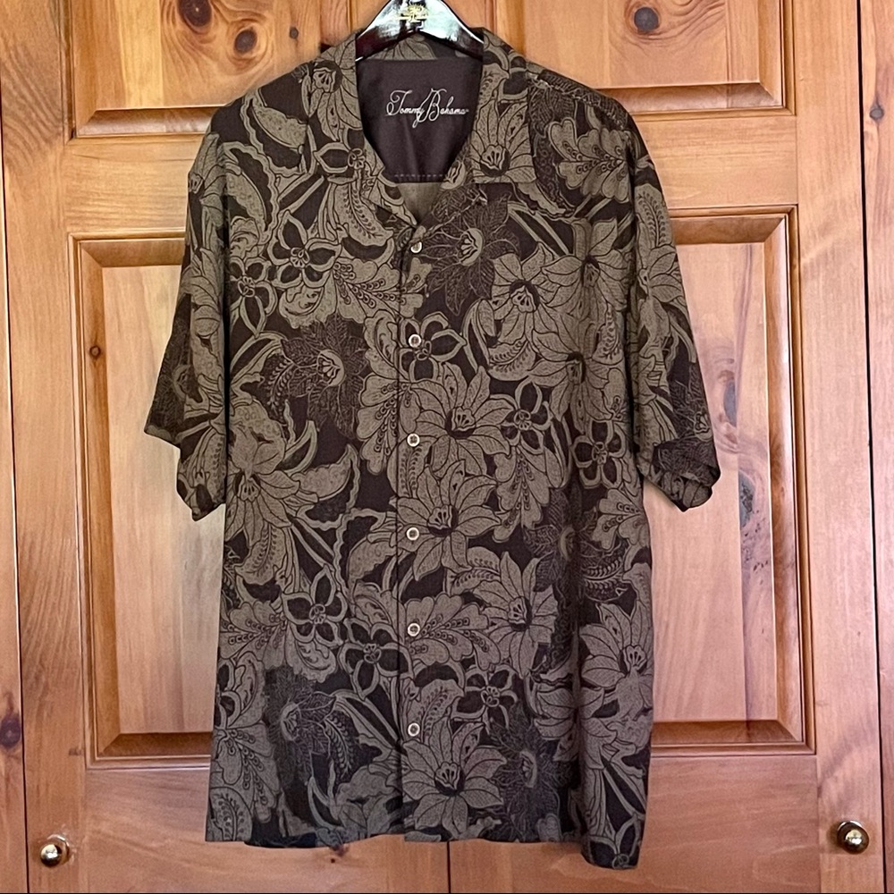 Tommy Bahama Men Button Down Shirt. XLarge